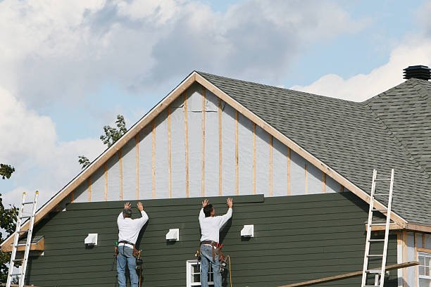 Professional Siding Installation technician working in Linden, NJ